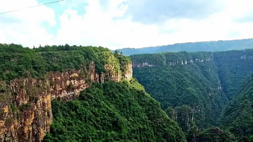 湘粤连游 | 3日-湖南-广东-漫步广东最美大峡谷+打卡网红仙境小东江+罕见水上丹霞高椅岭+打卡郴州不夜城裕后街+尝特色三文鱼